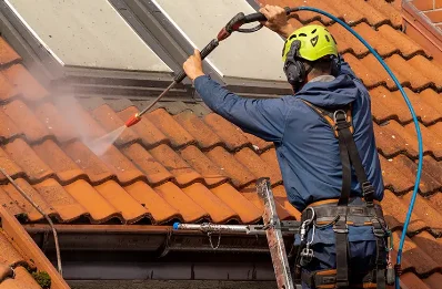 Démoussage et hydrofuge de toiture à Latronquière